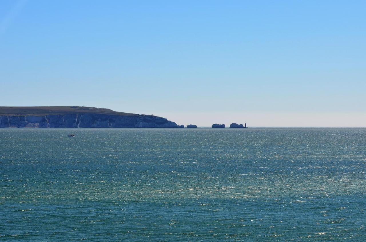 The Hideaway - Luxury Self Catering Coastal Apartment With Private Entrance & Key Box Entry Just A Few Minutes Walk To The Beach, Solent Way Walk, Shops And Many Eateries & Bars - Free Off Road Parking,Full Kitchen, Lounge,Bedroom , Bathroom & Wi-Fi Lymington Luaran gambar