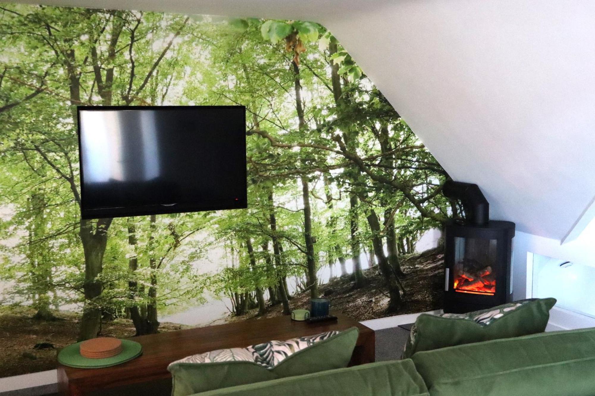 The Hideaway - Luxury Self Catering Coastal Apartment With Private Entrance & Key Box Entry Just A Few Minutes Walk To The Beach, Solent Way Walk, Shops And Many Eateries & Bars - Free Off Road Parking,Full Kitchen, Lounge,Bedroom , Bathroom & Wi-Fi Lymington Luaran gambar