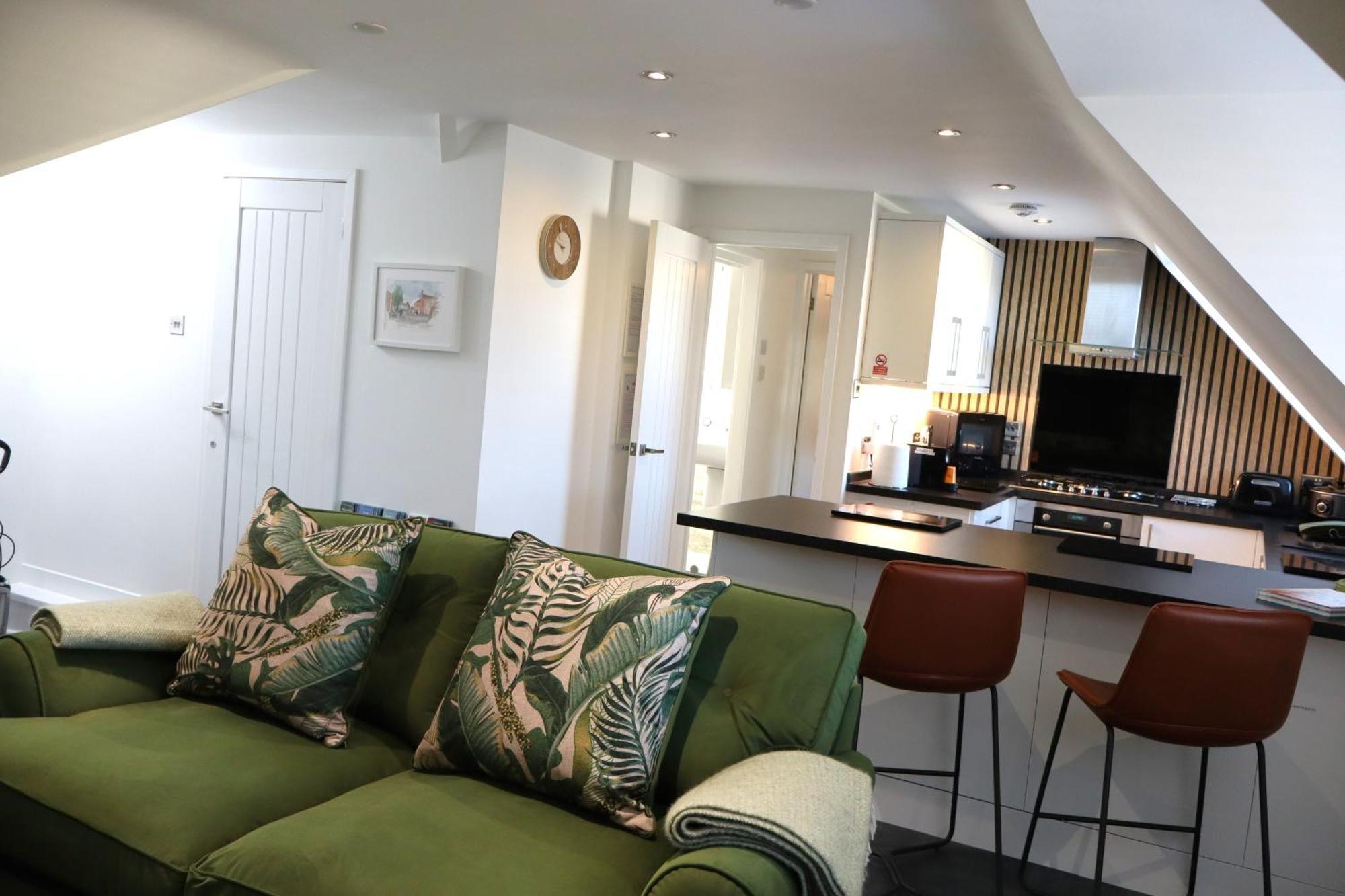 The Hideaway - Luxury Self Catering Coastal Apartment With Private Entrance & Key Box Entry Just A Few Minutes Walk To The Beach, Solent Way Walk, Shops And Many Eateries & Bars - Free Off Road Parking,Full Kitchen, Lounge,Bedroom , Bathroom & Wi-Fi Lymington Luaran gambar