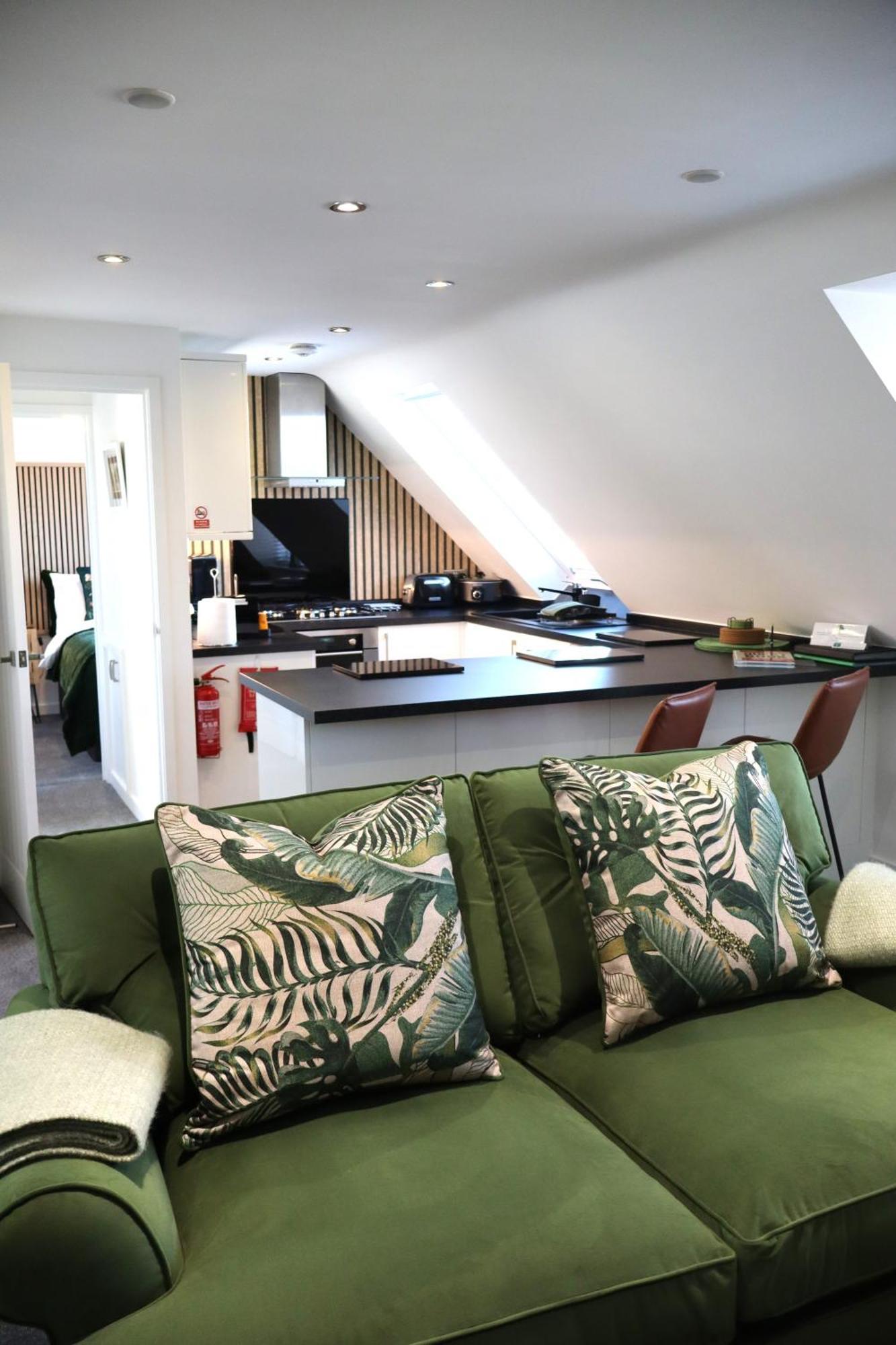 The Hideaway - Luxury Self Catering Coastal Apartment With Private Entrance & Key Box Entry Just A Few Minutes Walk To The Beach, Solent Way Walk, Shops And Many Eateries & Bars - Free Off Road Parking,Full Kitchen, Lounge,Bedroom , Bathroom & Wi-Fi Lymington Luaran gambar